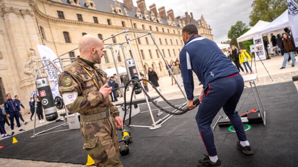 Un SHND d'une armée teste le parcours sportif devant les Invalides