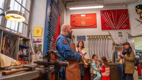 Le fourbisseur de la Garde Républicaine reçoit des visiteurs dans son atelier