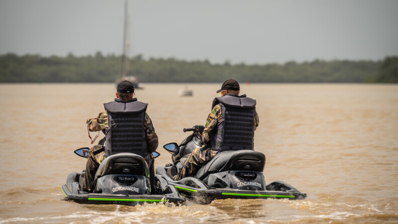 Gendarmes de dos à bord de leurs jet-skis.