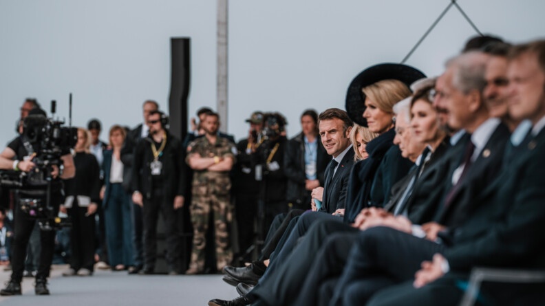 Photo du président de la République et de divers autorités lors de la cérémonie d'Omaha Beach