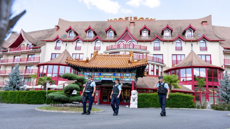 2 réservistes et un major commandant de la brigade de Saint-Aignan devant l'hôtel thème "chinois" du ZooParc de Beauval