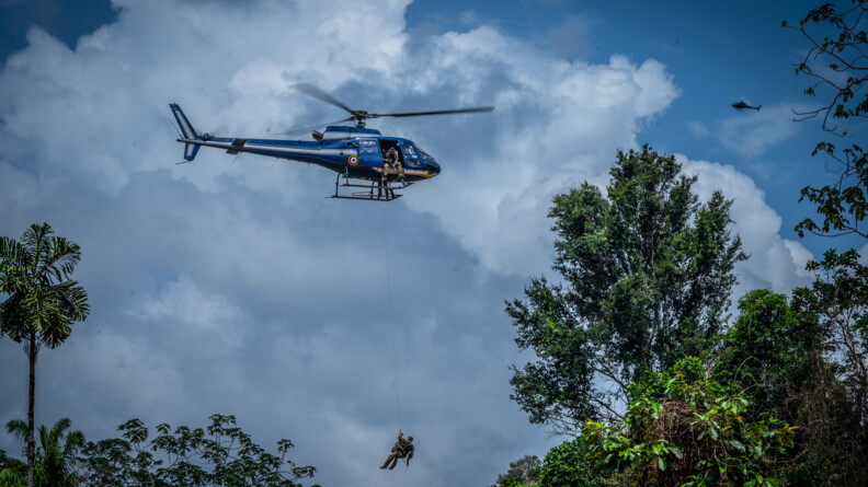 Hélicoptère treuillant un gendarme de l'AGIGN sur un site orpaillé.