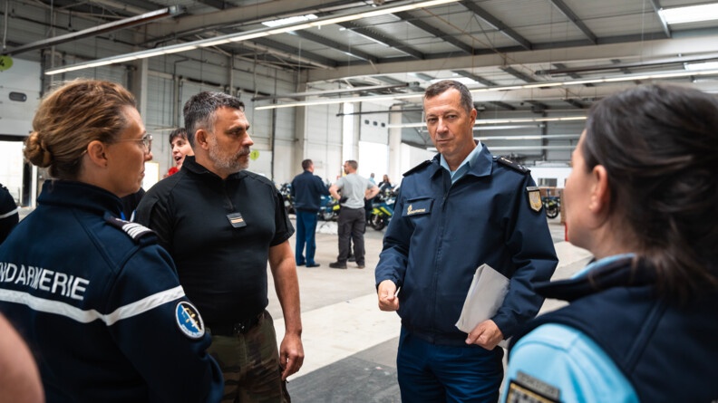Visite du général de corps d'armée Tony Mouchet, Directeur des opérations et de l'emploi à la Direction générale de la gendarmerie nationale, à la Base logistique avancée du 80e anniversaire du débarquement, à proxilmité de Caen, le 30 mai 2024.