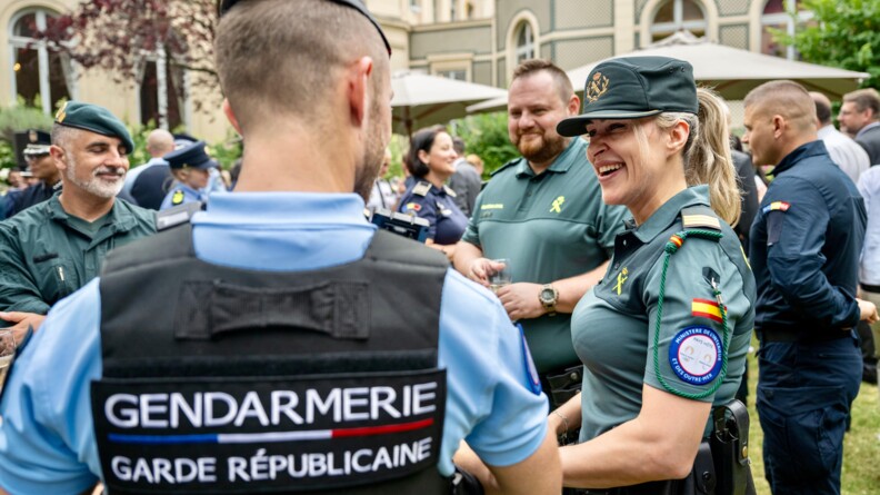 Garde républicain échangeant avec des renforts de la Guardia civil