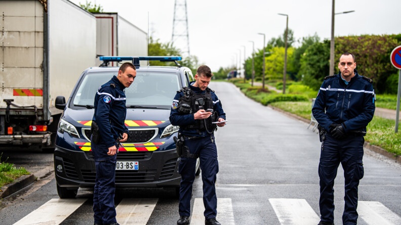 Trois gendarmes départementaux restent à proximité du blocage du rond point et prennent des décisions pour la suite de l'intervention