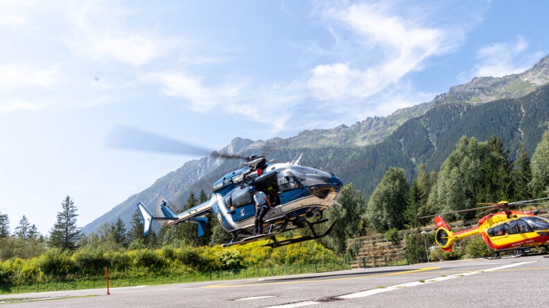 Lhélicoptère Choucas de la gendarmerie décolle de la D.Z. des Bois, à Chamonix-Mont-Blanc.