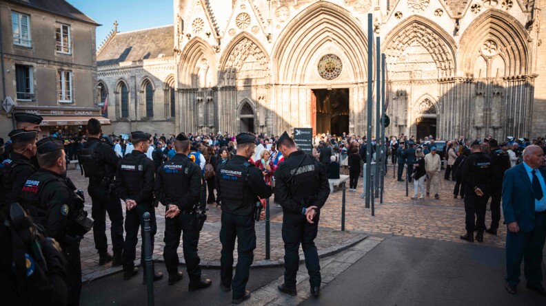Le dispositif d'une dizaine de gendarme devant la cathédrale de Bayeux dont le parvis est rempli de monde.