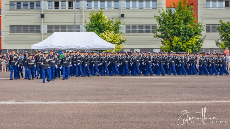 Un compagnie d'élèves-gendarmes en vareuse défile