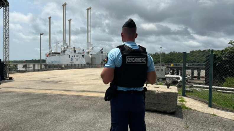 Gendarme sécurisant l'arrivée du Canopée.