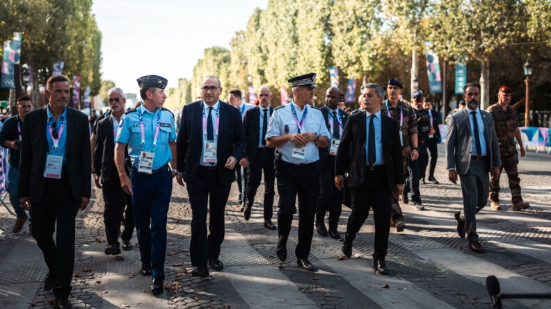 De gauche à droite : le général de corps d’armée Xavier Ducept a été désigné Commandant des forces de gendarmerie (COMFORGEND) pour les Jeux Olympiques de Paris, Laurent Nuñez, Préfet de police de Paris, Jérôme Foucaud, Directeur de l'ordre public et de la circulation, et Gérald Darmanin, ministre de l'Intérieur et des Outre-mer démissionnaire,