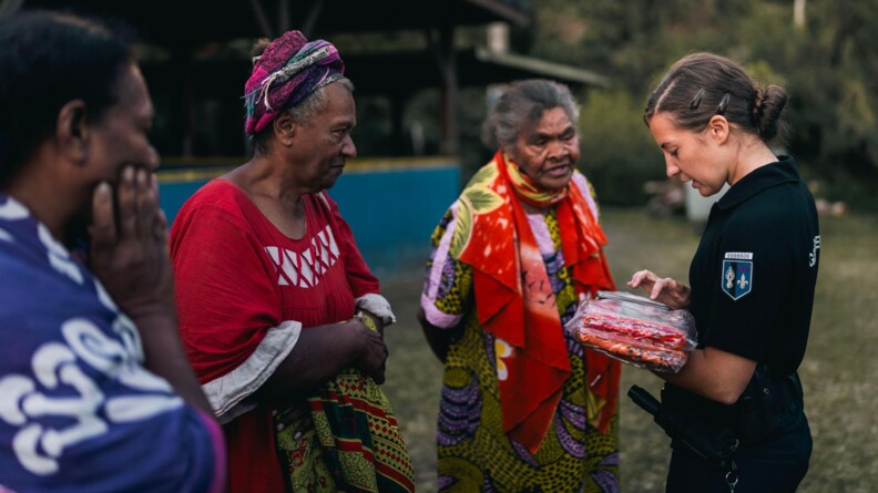 Lieutenante mobile remerciant des femmes de la tribu de Ouipoin à l'issue de la coutume.