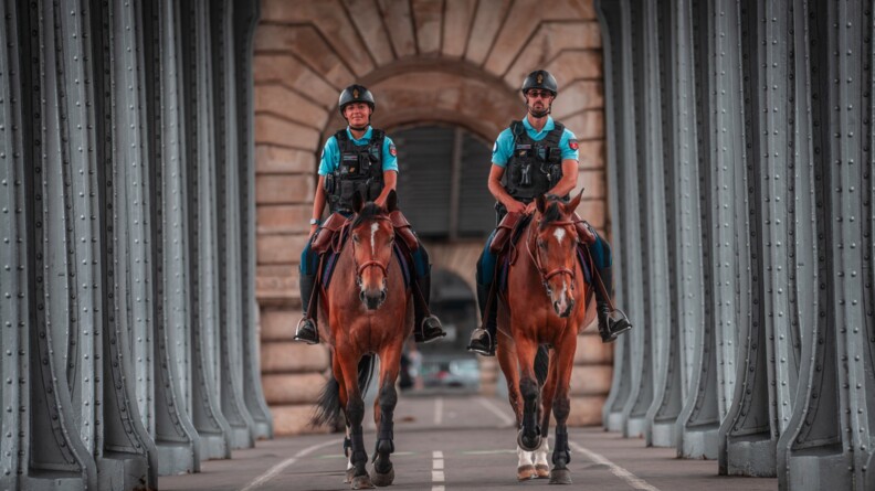 Garde républicaine sur un pont de Paris.