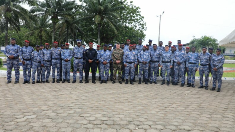 Photo montrant plusieurs dizaines de gendarmes de la gendarmerie nationale de la Côte d'Ivoire avec au milieu, un gendarme de la gendarmerie nationale française.