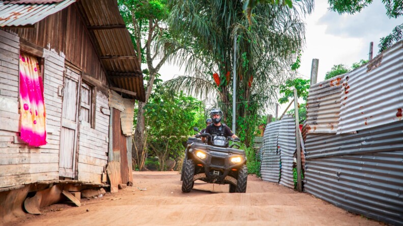 Gendarmes de la compagnie rentrant en quad dans un quartier informel.