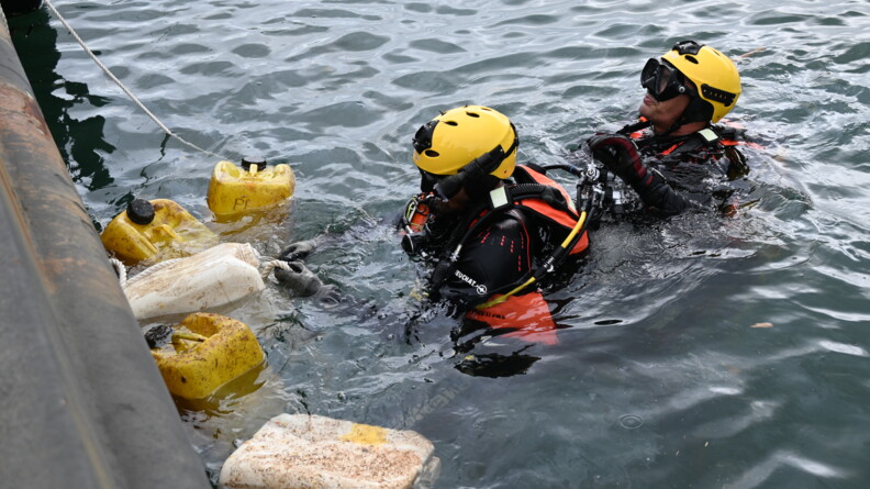 Deux plongeurs de la gendarmerie remontent des déchets.