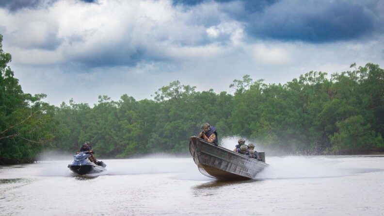 Pirogue et jet-ski engagés sur une opération V2F.