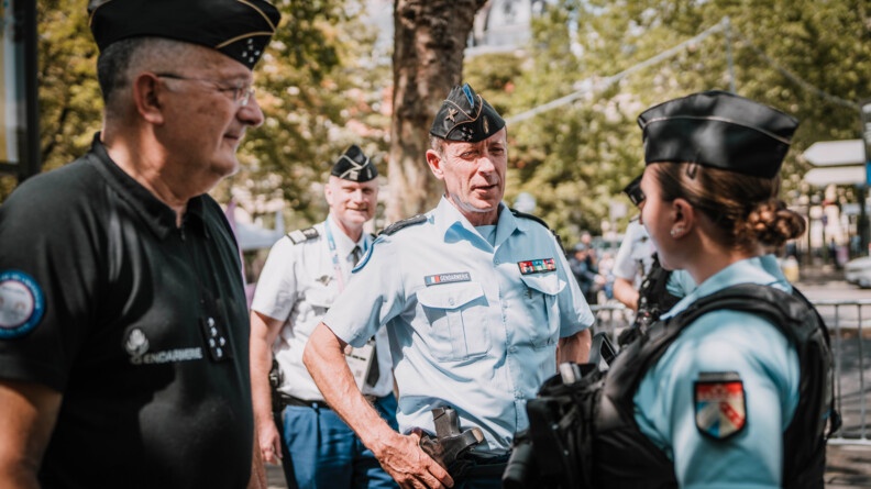 Le directeur général de la gendarmerie nationale rencontre des gendarmes dans les rues de Paris