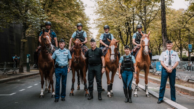 Le directeur général de la gendarmerie nationale pose aux côtés de cavaliers dans les rues de Paris