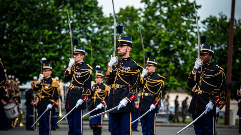 Elèves officiers au garde à vous, durant la cérémonie