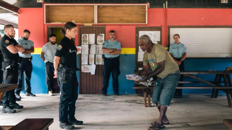 Membre de la tribu de Ouipoin récupérant le cadeau remis par les gendarmes au cours de la coutume.