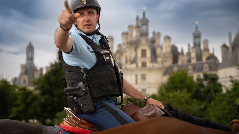 Gendarme à cheval devant le château de Chambord.