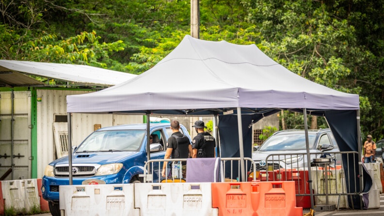 Gendarmes effectuant un contrôle au PCR.