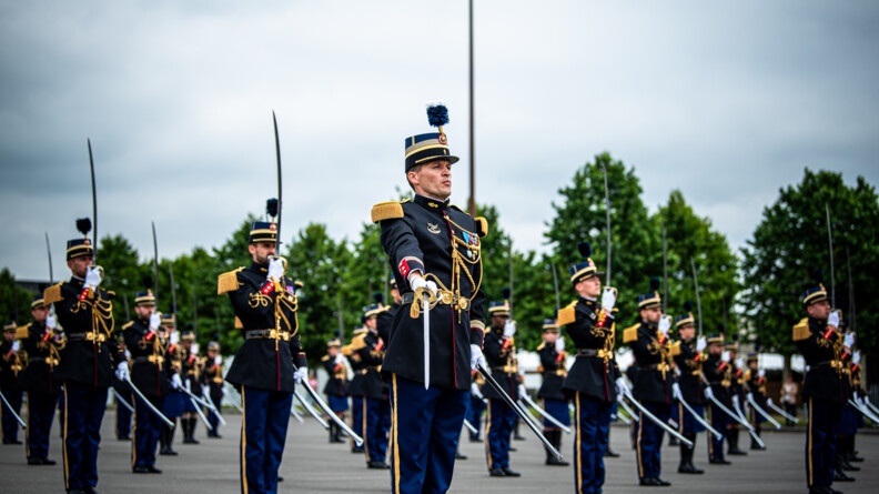 Un colonel salut les autorités avec les élèves officiers en arrière plan au garde à vous, sabre levé