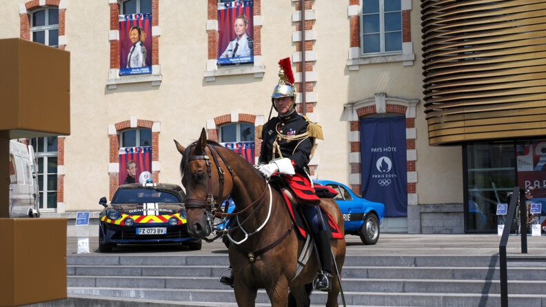 Un cavalier de la Garde républicaine sur son cheval aux pieds des marches du Musée de la gendarmerie