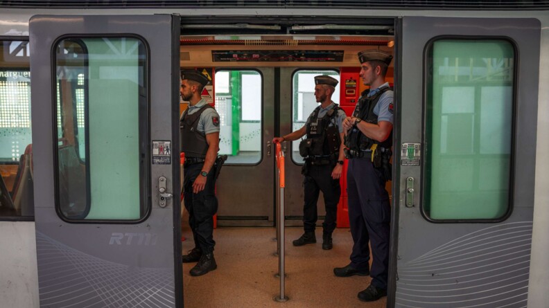 Gendarmes dans une rame de métro ouverte.