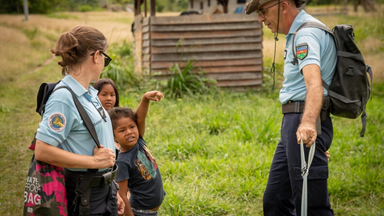 Les gendarmes échangeant avec des enfants d'un village amérindien.