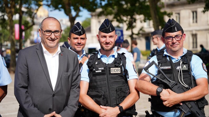 Le préfet de police de Paris aux côtés de deux gendarmes.