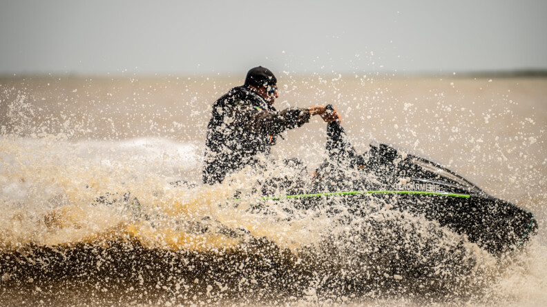 Gendarme du PSIG circulant en jet-ski.