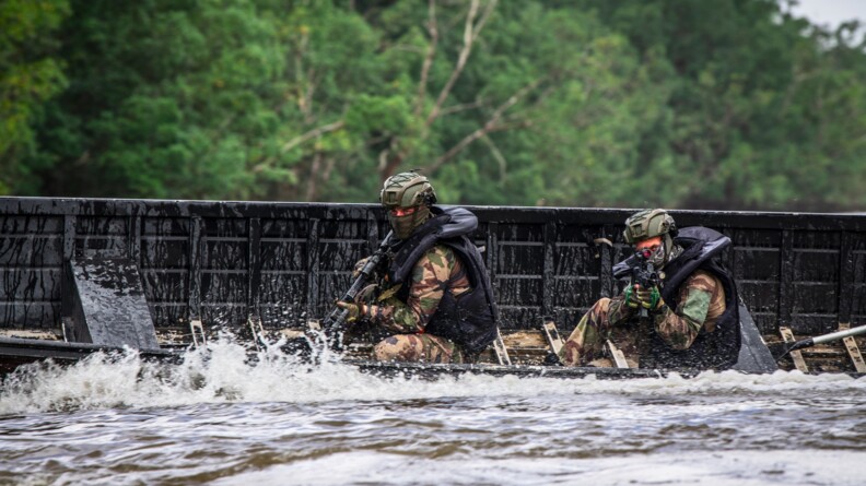 Gendarmes de l'AGIGN à bord d'une pirogue effectuant un virage.