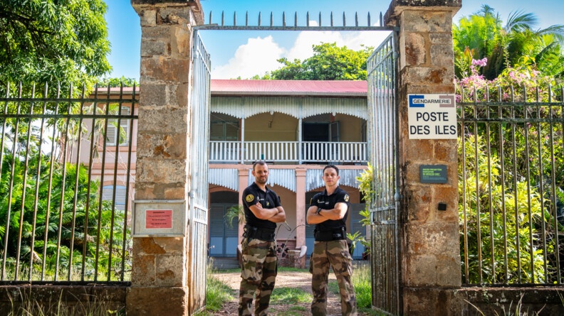 Gendarmes à l'entrée du poste des îles.