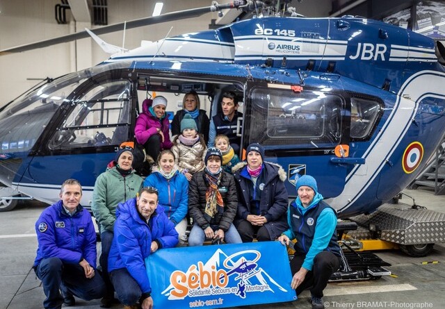 Les orphelins de la gendarmerie posent devant un hélicoptère Choucas à l'occasion d'une visite de l'hélistation de Chamonix.