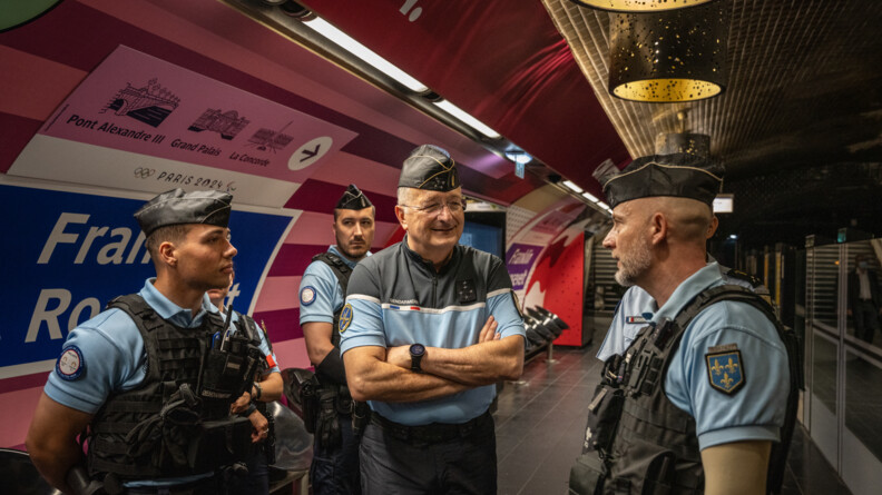 Le DGGN échange avec des gendarmes dans une bouche de métro