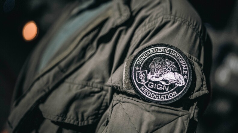 Rondache noire avec des broderies argentées représentant un sphinx, avec les mentions gendarmerie nationale, négociation, GIGN.