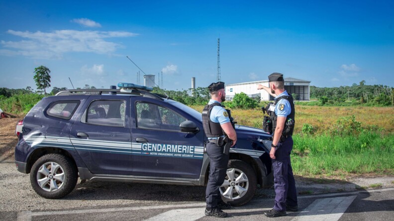 Gendarmes sécurisant le CSG.