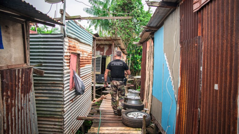 Gendarme du PSIG de Matoury dans un quartier informel.