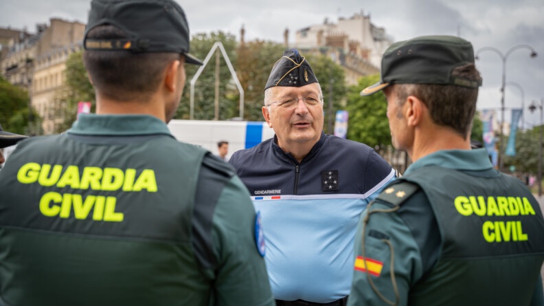 Le DGGN échange avec des membres de la Guardia Civile, DGGN de face et Guardia civile de dos floutés