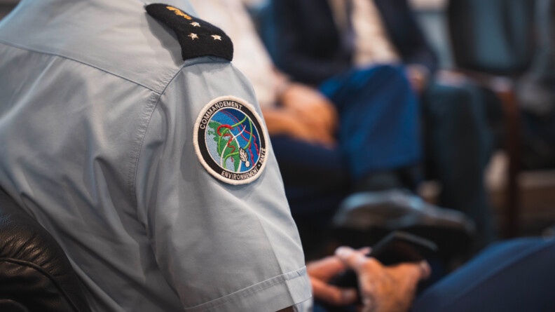 Zoom sur une épaule droite d'un genéral trois étoiel de gendarmerie arborant la rondache du commandement de l'environnement et de la santé