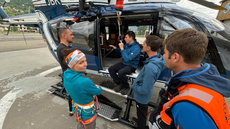 Qautre gendarmes et un skieur de la Défense se préparent à monter dans un hélicoptère de la gendarmerie