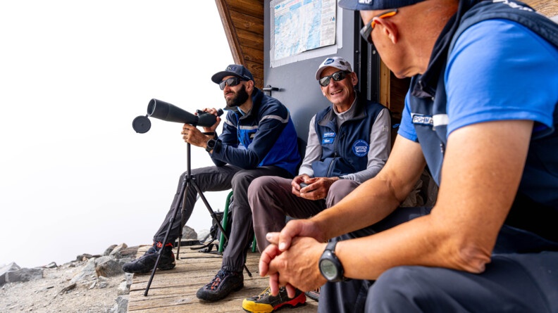 Deux gendarmes du PGHM de Chamonix et un agent de la ville de Saint-Gervais-les-Bains sur le Mont Blanc à la cabane de contrôle, à l’entrée du glacier de Tête Rousse.