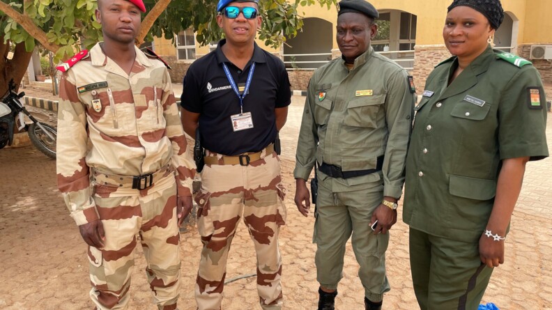 Le major Alain entouré de trois militaires nigériens.