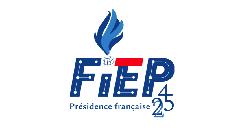 Logo bleu blanc rouge de la FIEP, portant l'inscription Présidence française 2025