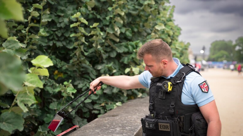 EOR inspectant les quais de Seine avec un miroir.