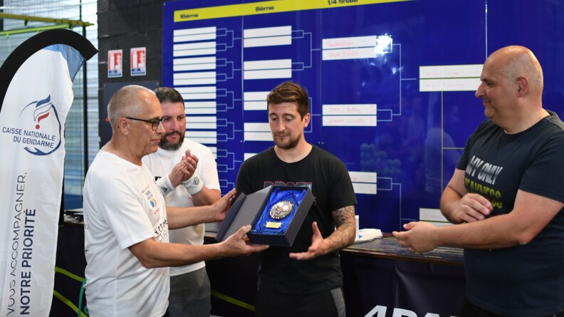 Un membre de l'équipe de Metz reçoit le trophée après avoir remporté le challenge