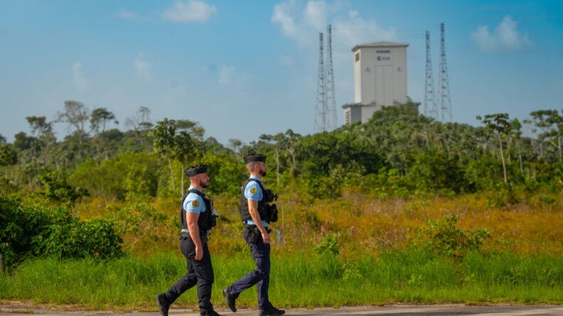 Gendarmes du dispositif Orchidée patrouillant devant le CSG.