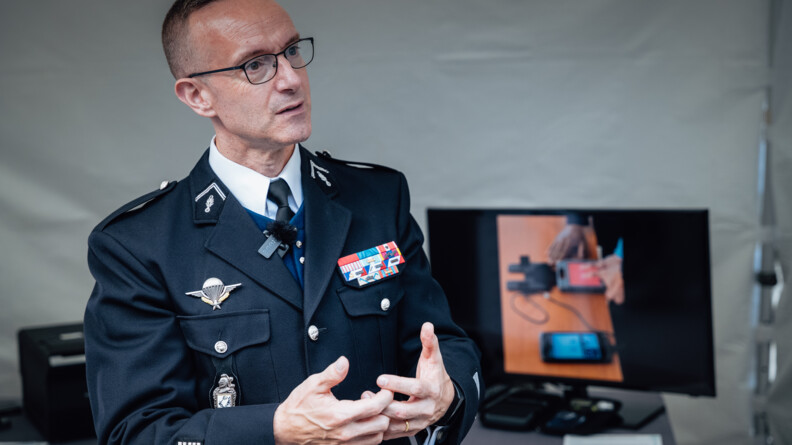 Le colonel Thiburce de la DOE de la gendarmerie nationale présente NéoDK.