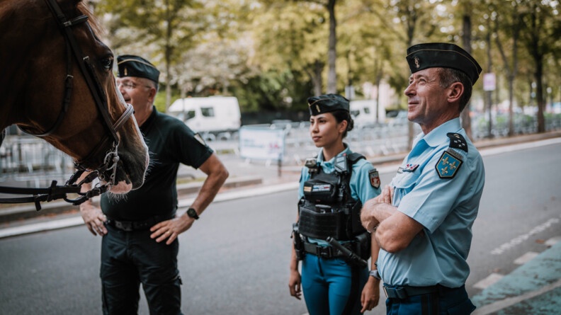 Le directeur général de la gendarmerie nationale, discute avec un cavalier